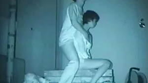امرأة مشاكسة مرحة تحلل فيلم رومانسي سكسي الأمر