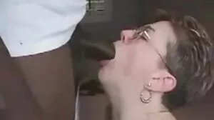 زوجة سكسي امريكي رومانسي كريسي لين تمارس الجنس على الأريكة بعيونها الزرقاء