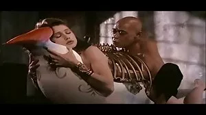 انظر إلى كل سكسي عراقي رومانسي هذا النقد!